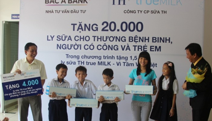 Bắc Á Bank và TH true MILK tặng quà cho thương bệnh binh, người có công và trẻ em tại TP HCM.